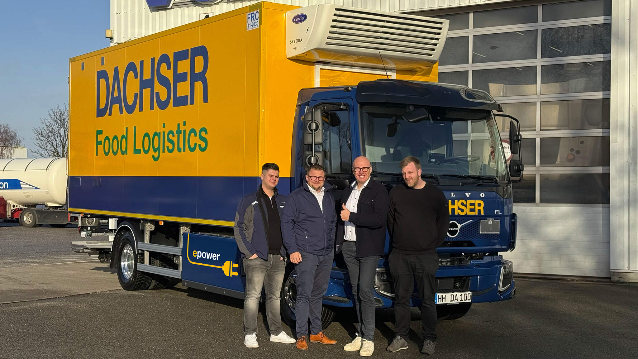 Von links nach rechts: Daniel Lewandowski, Team Leader Own Fleet & Delegate of the Traffic Manager DACHSER Hamburg, Christoph Kellermann, Operations Manager DACHSER Hamburg, Ralf Hansen, General Manager DACHSER Hamburg, Marcel Osse, Customer Service Consultant, Volvo Trucks new car center Hamburg.