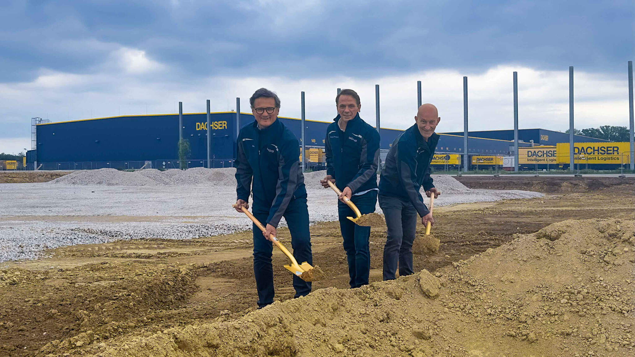 Michael Rauhofer, Niederlassungsleiter Linz; Richard Strasser, Transit Terminal Manager; und Harald Roselstorfer, Facility Management beim Spatenstich im März