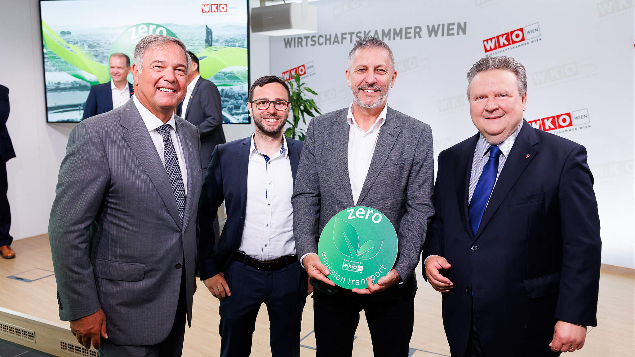 Von links: Walter Ruck, Präsident der Wirtschaftskammer Wien; Manuel Schmelz, Business Development Manager Solutions DACHSER Austria; Günter Hirschbeck, Managing Director European Logistics DACHSER Austria; und der Wiener Bürgermeister Michael Ludwig beim Start des Projekts "Zero Emission Transport".