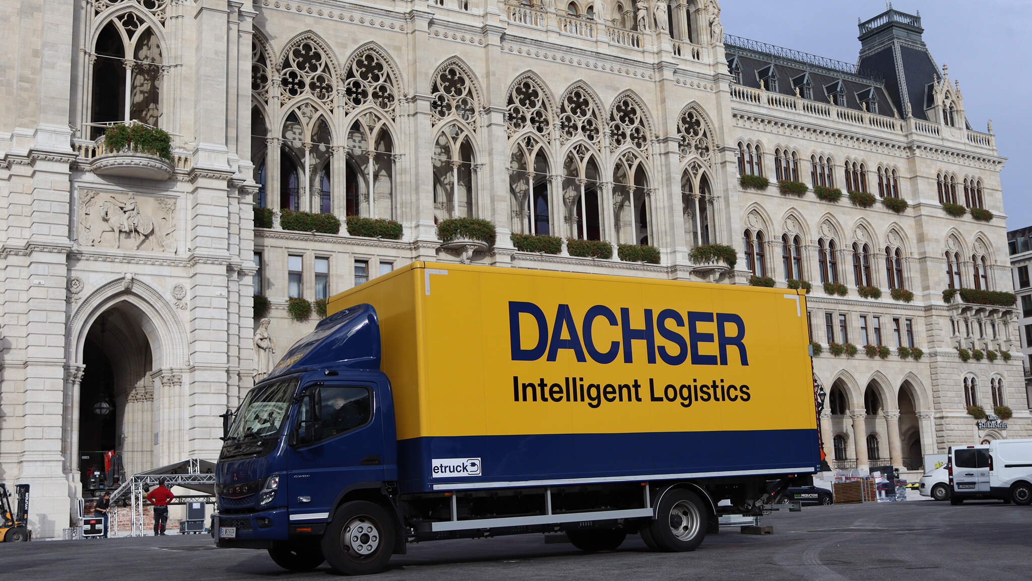 Mit dem nachhaltigen City-Logistik-Konzept „DACHSER Emission-Free-Delivery“ liefert DACHSER jetzt auch emissionsfrei in Wien – hier direkt auf dem Rathausplatz.